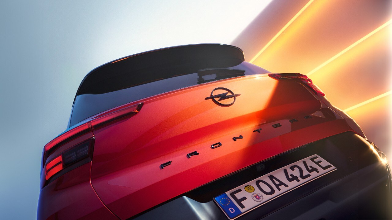 Close-up van de achterzijde van een oranje Opel Frontera