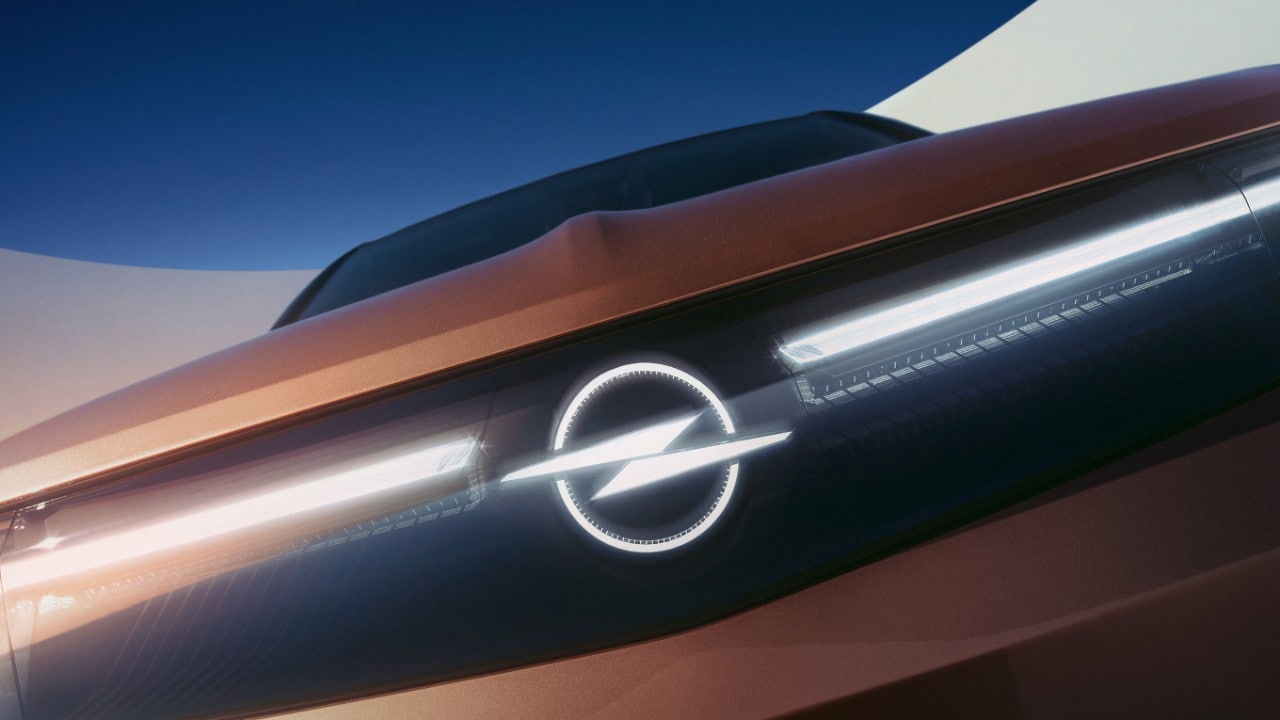 Close-up vooraanzicht van de nieuwe Opel Grandland, met Opel-logo