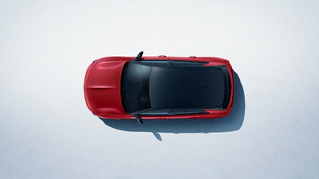 Bovenaanzicht van een rode Opel Astra met zwart dak