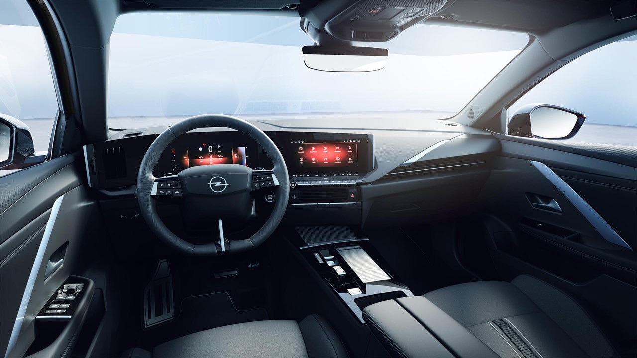 Close-up van een zwart dashboard van de nieuwe Opel Astra Sports Tourer