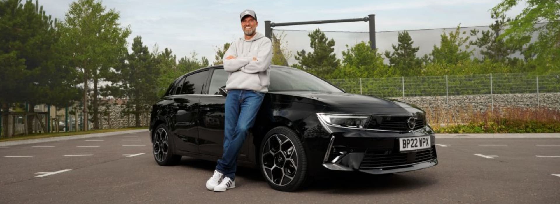 Opel-ambassadeur Jürgen Klopp heeft zijn nieuwe Opel Astra Plug-in Hybrid in ontvangst genomen