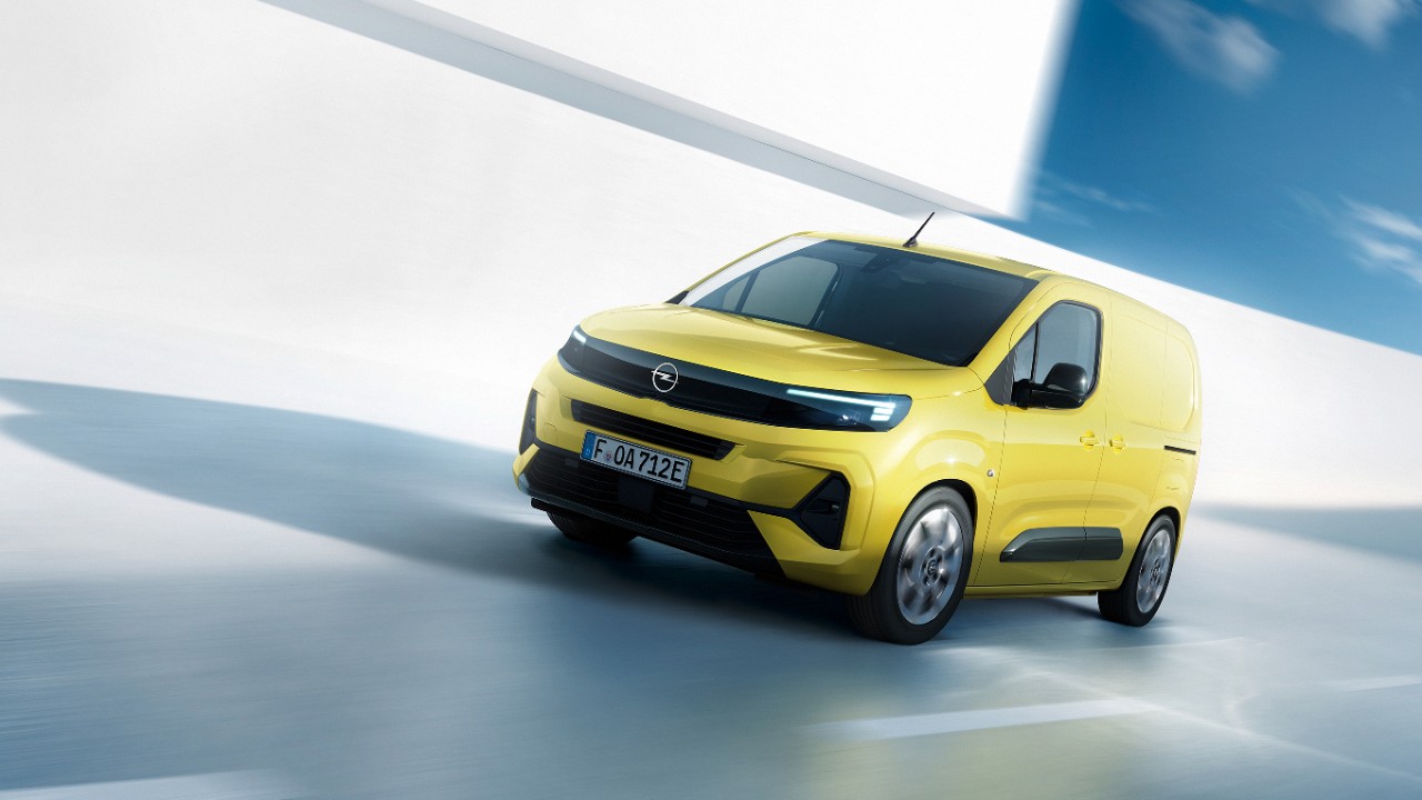Een rijdende, gele nieuwe Combo Electric schuin van voren gezien