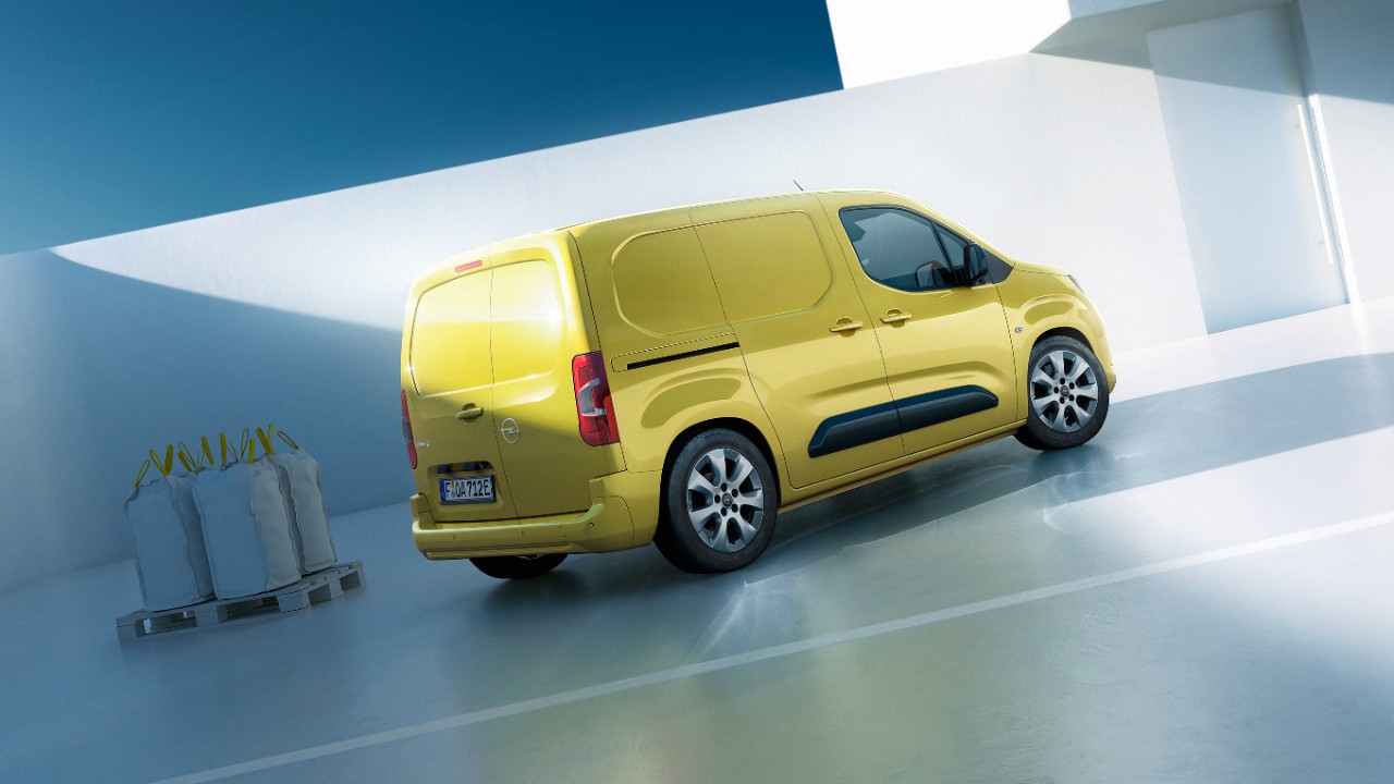 Een gele nieuwe Combo Electric schuin van achteren gezien