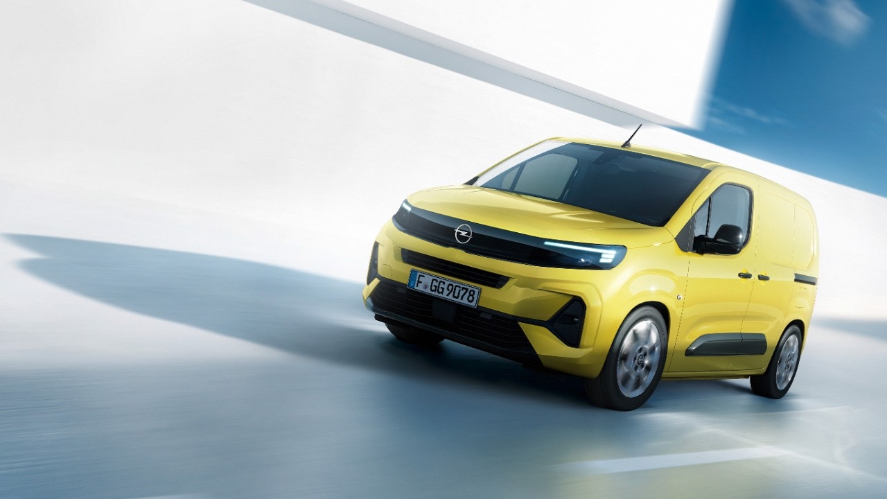 Een gele Nieuwe Opel Combo Cargo rijdend en schuin van voren gezien