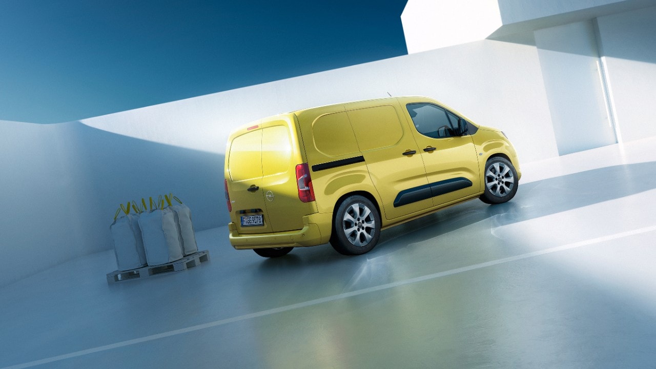 Een gele Nieuwe Opel Combo Cargo schuin van achteren gezien