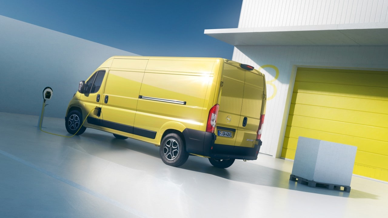 De nieuwe Opel Movano Electric schuin van achteren gezien