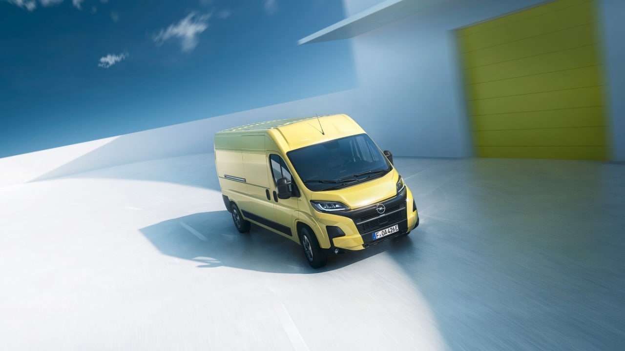 De nieuwe Opel Movano Electric schuin van voren gezien