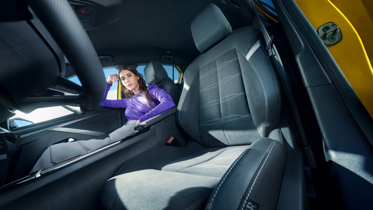 Interieur van een Opel Astra Hatchback waarop de bijrijders- en bestuurdersstoel te zien zijn
