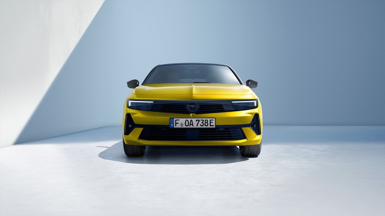 Vooraanzicht van een gele Opel Astra Hatchback