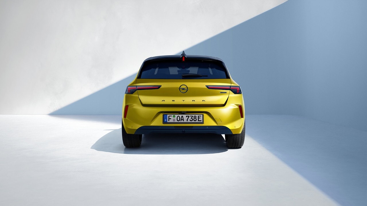 Achteraanzicht van een gele Opel Astra Hatchback