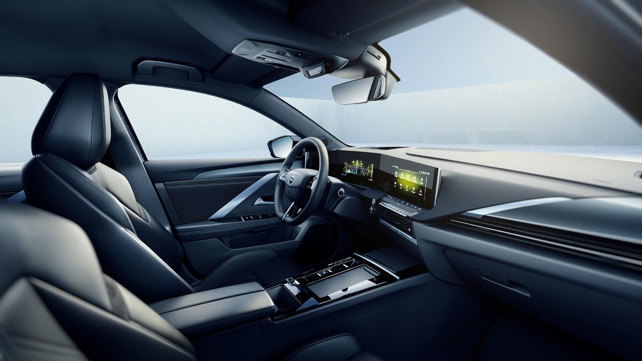 Het interieur van de Opel Astra Sports Tourer gezien vanaf de bijrijdersstoel