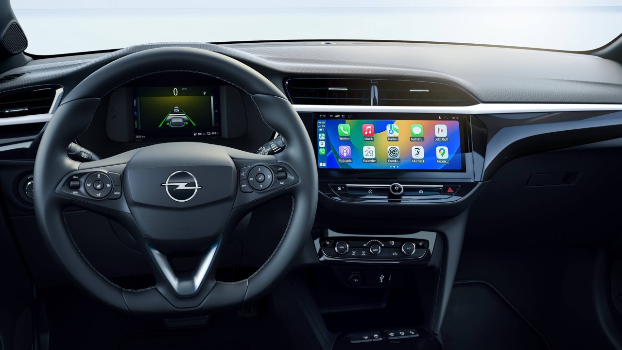 Uitzicht bestuurder in Opel Corsa Electric met Apple Carplay geactiveerd