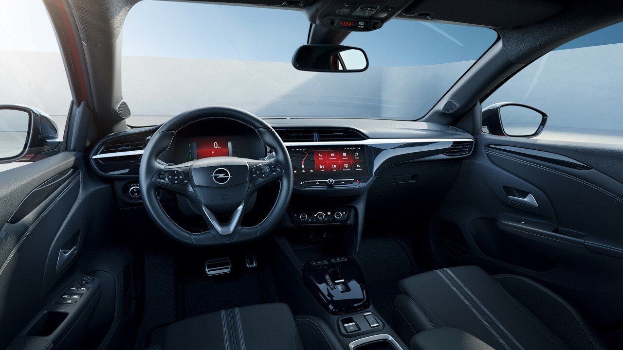 Zwart interieur Opel Astra Electric, gezien vanaf passagiersstoel