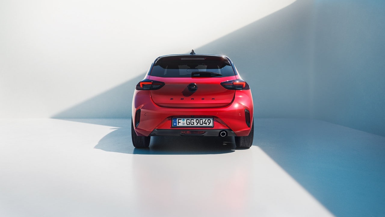 Achteraanzicht van een Nieuwe Opel Corsa in rood met een zwart dak