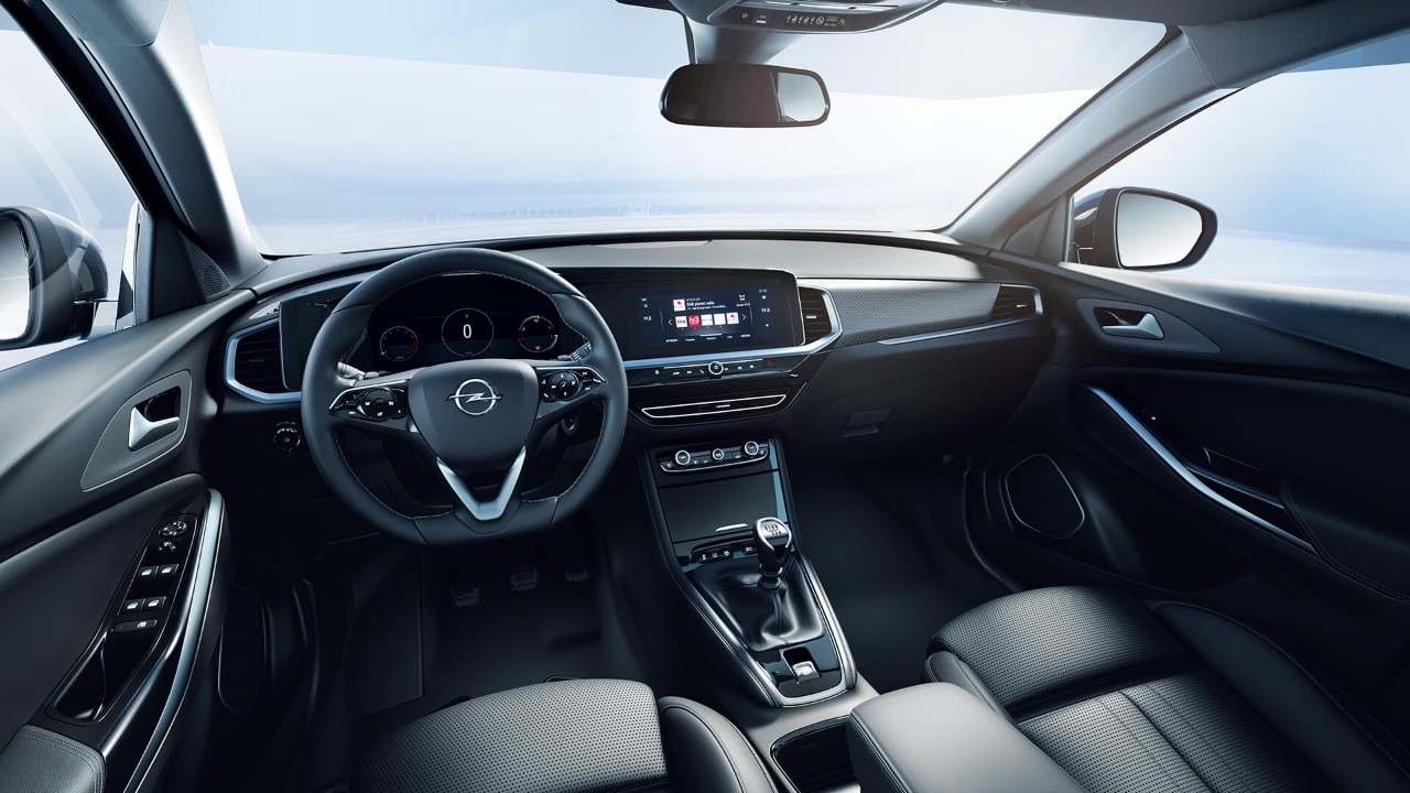 Close-up van het dashboard in de Opel Grandland met een zwart interieur